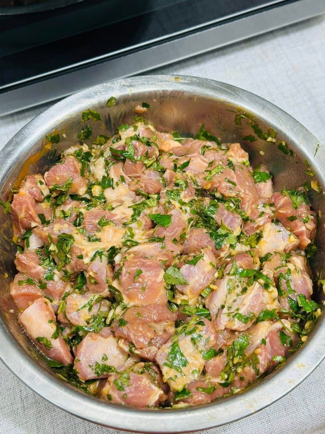 سردی کے دنوں کے لیے مزیدار ڈش: نمک اور پان کے پتوں کے ساتھ گرے ہوئے سور کا گوشت - تصویر 4۔ Món ngon ngày lạnh: Thịt lợn xiên rang muối lá lốt ngon mê ly - Ảnh 4.