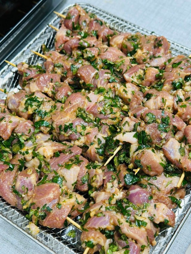 سردی کے دنوں کے لیے مزیدار ڈش: نمک اور پان کے پتوں کے ساتھ گرے ہوئے سور کا گوشت - تصویر 5۔ Món ngon ngày lạnh: Thịt lợn xiên rang muối lá lốt ngon mê ly - Ảnh 5.