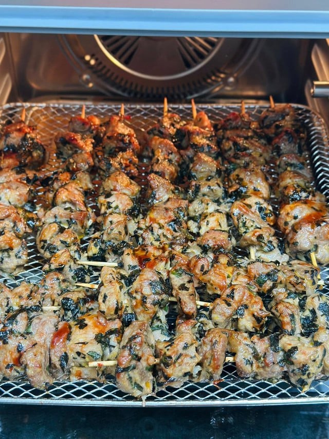 سردی کے دنوں کے لیے مزیدار ڈش: نمک اور پان کے پتوں کے ساتھ گرلڈ سور کا گوشت - تصویر 6۔ Món ngon ngày lạnh: Thịt lợn xiên rang muối lá lốt ngon mê ly - Ảnh 6.