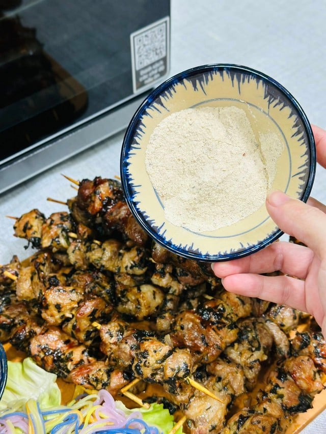 سردی کے دنوں کے لیے مزیدار ڈش: نمک اور پان کے پتوں کے ساتھ گرے ہوئے سور کا گوشت - تصویر 7۔ Món ngon ngày lạnh: Thịt lợn xiên rang muối lá lốt ngon mê ly - Ảnh 7.