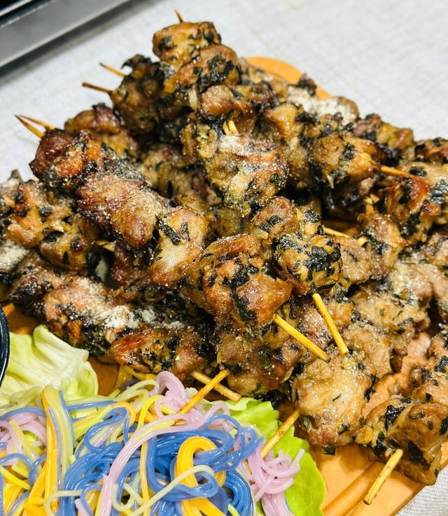 سردی کے دنوں کے لیے مزیدار پکوان: نمک اور پان کے پتوں کے ساتھ گرے ہوئے سور کا گوشت - تصویر 8۔ Món ngon ngày lạnh: Thịt lợn xiên rang muối lá lốt ngon mê ly - Ảnh 8.
