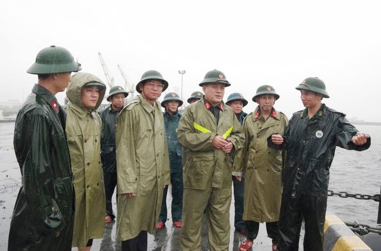 ទីក្រុង Hue៖ នាយទាហាន និងទាហានជិត 6,000 នាក់បានត្រៀមខ្លួនរួចជាស្រេចដើម្បីឆ្លើយតបនឹងព្យុះលេខ 13 - រូបថត 1 ។ TP. Huế: Gần 6.000 cán bộ, chiến sĩ sẵn sàng cơ động ứng phó bão số 13- Ảnh 1.