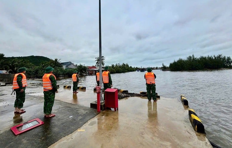 ទីក្រុង Hue៖ នាយទាហាន និងទាហានជិត 6,000 នាក់បានត្រៀមខ្លួនរួចជាស្រេចដើម្បីឆ្លើយតបនឹងព្យុះលេខ 13 - រូបថតទី 3 ។ TP. Huế: Gần 6.000 cán bộ, chiến sĩ sẵn sàng cơ động ứng phó bão số 13- Ảnh 3.