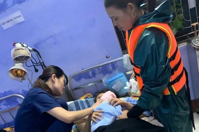 Κατά τη διάρκεια της πλημμύρας, ο ιατρικός σταθμός στο Χουέ παραμένει, φροντίζοντας για την υγεία των ανθρώπων - Φωτογραφία 1. Trong mưa lũ, trạm y tế ở Huế vẫn bám trụ, chăm sóc sức khỏe nhân dân- Ảnh 1.