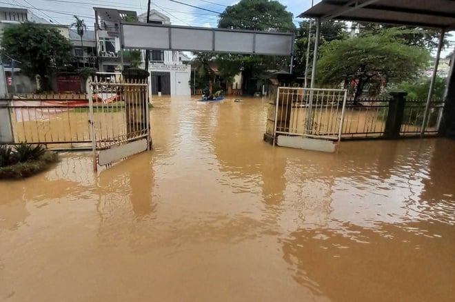 Κατά τη διάρκεια της πλημμύρας, ο ιατρικός σταθμός στο Χουέ παραμένει ανοιχτός, φροντίζοντας την υγεία των ανθρώπων - Φωτογραφία 2. Trong mưa lũ, trạm y tế ở Huế vẫn bám trụ, chăm sóc sức khỏe nhân dân- Ảnh 2.