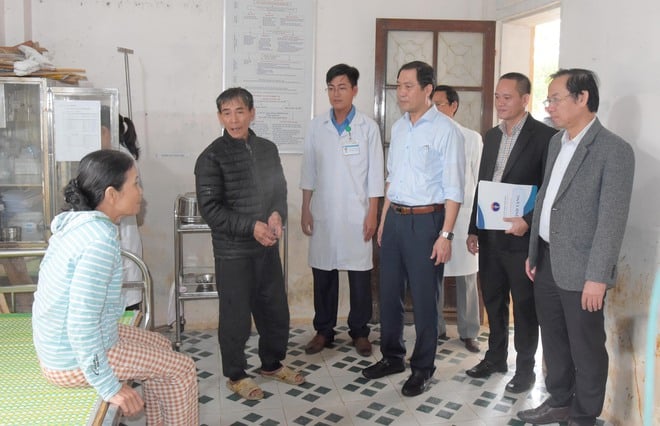 Κατά τη διάρκεια της πλημμύρας, ο ιατρικός σταθμός στο Χουέ παραμένει, φροντίζοντας για την υγεία των ανθρώπων - Φωτογραφία 3. Trong mưa lũ, trạm y tế ở Huế vẫn bám trụ, chăm sóc sức khỏe nhân dân- Ảnh 3.