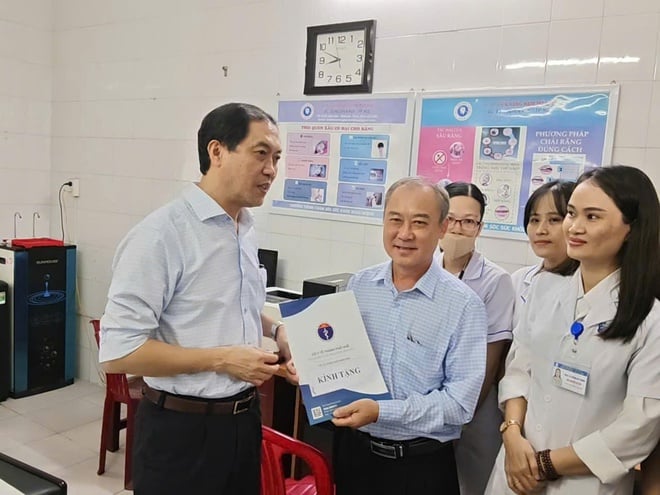 Κατά τη διάρκεια της πλημμύρας, ο ιατρικός σταθμός στο Χουέ παραμένει ανοιχτός, φροντίζοντας για την υγεία των ανθρώπων - Φωτογραφία 4. Trong mưa lũ, trạm y tế ở Huế vẫn bám trụ, chăm sóc sức khỏe nhân dân- Ảnh 4.