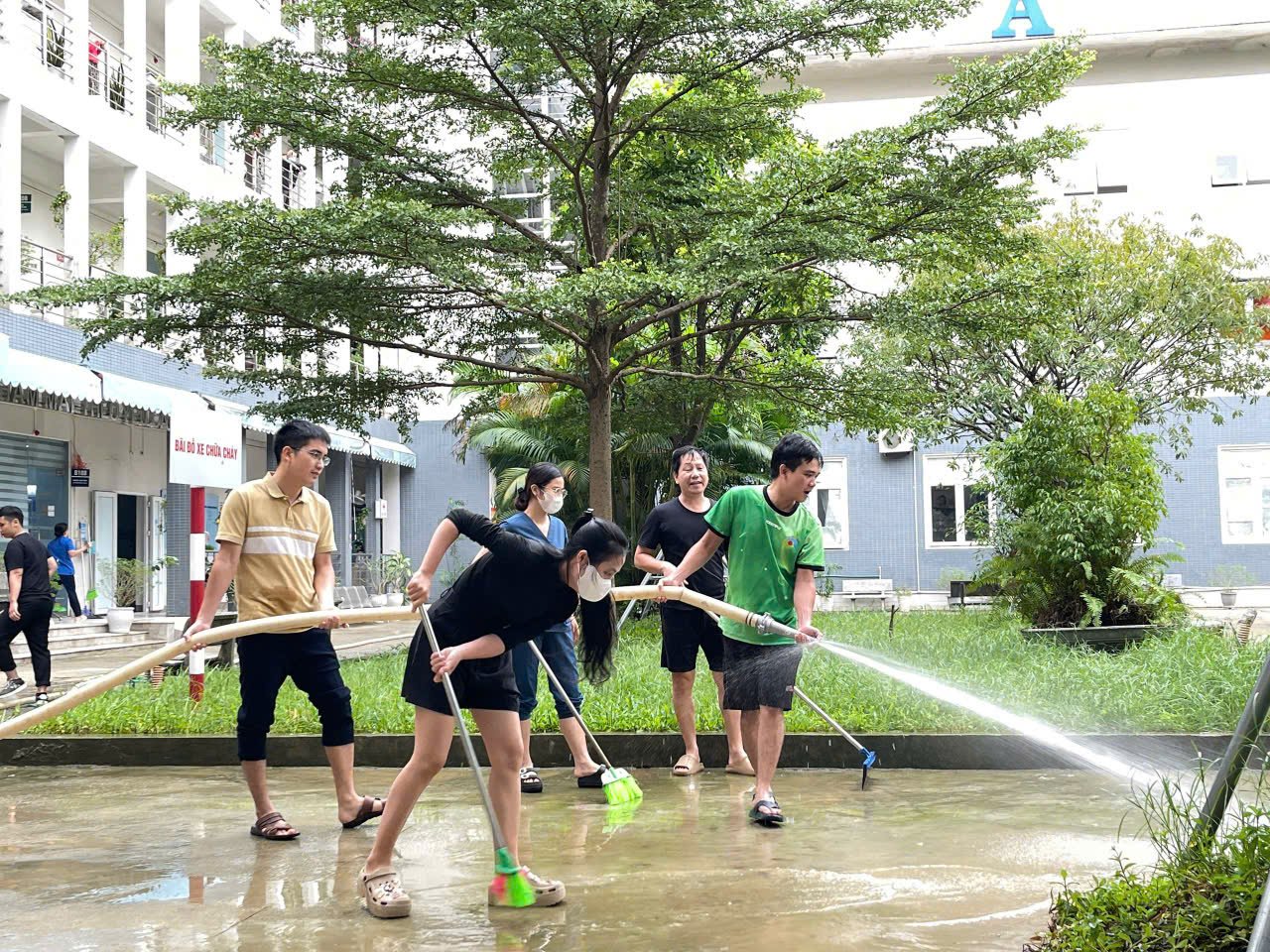 Trong mưa lũ, trạm y tế ở Huế vẫn bám trụ, chăm sóc sức khỏe nhân dân- Ảnh 5.