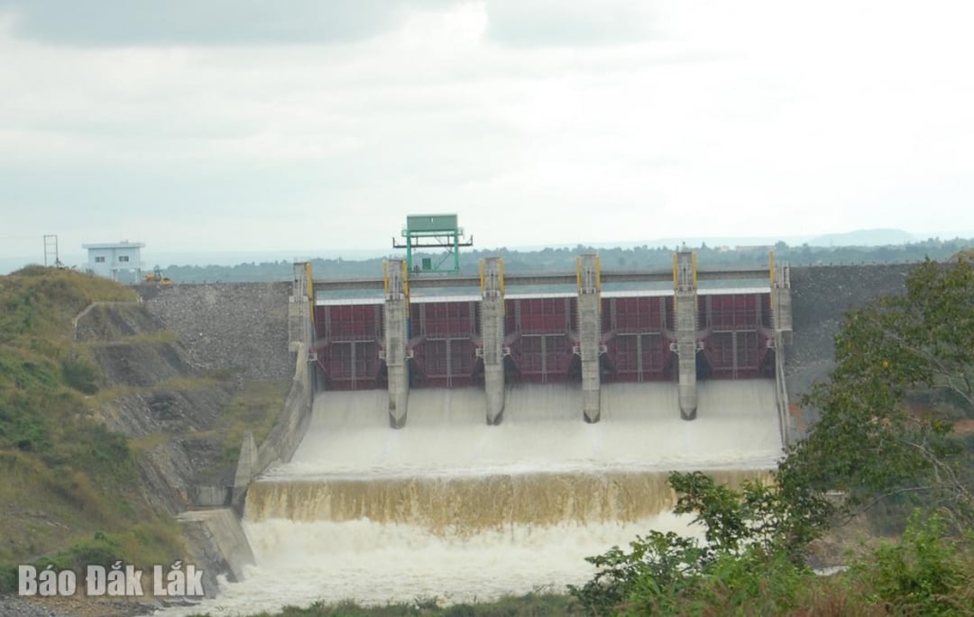Сбросной шлюз водохранилища гидроэлектростанции Буон Куоп