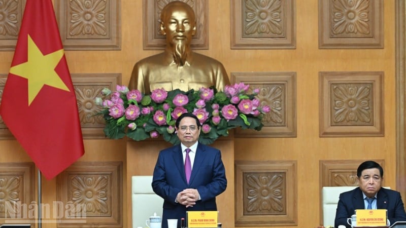 Premier Pham Minh Chinh przewodniczył sesji roboczej z przedstawicielami przedsiębiorstw półprzewodnikowych zrzeszonych w Stowarzyszeniu Przemysłu Półprzewodników (SEMI). (Zdjęcie: TRAN HAI)
