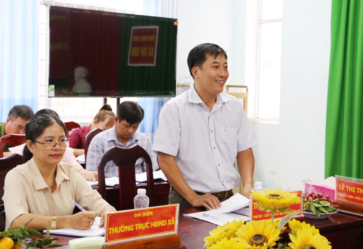 El Sr. Thai Hoang Giang, presidente del Comité Popular de la comuna de Tap Son, compartió las dificultades de la comuna para implementar un gobierno local de dos niveles.