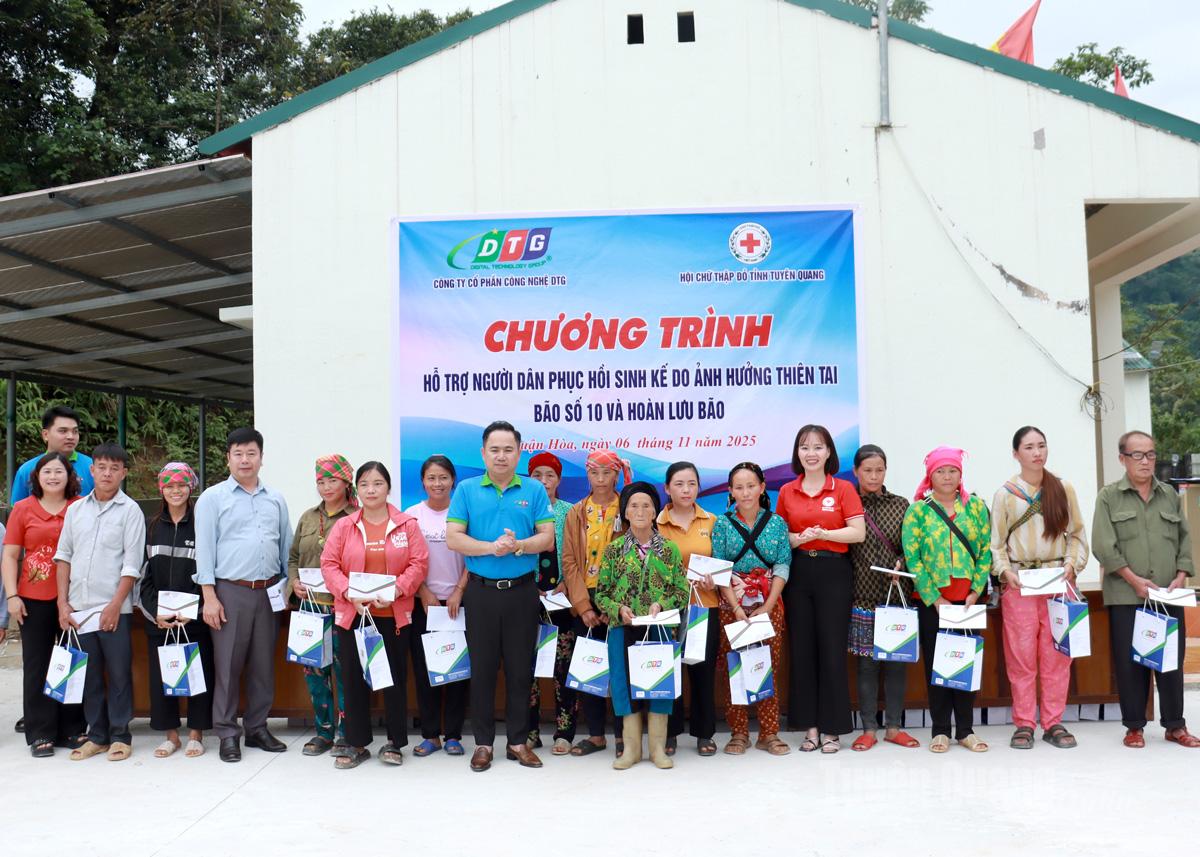 Lãnh đạo Hội Chữ thập đỏ tỉnh và Công ty Cổ phần Công nghệ DTG tặng quà cho các hộ dân xã Thuận Hòa.