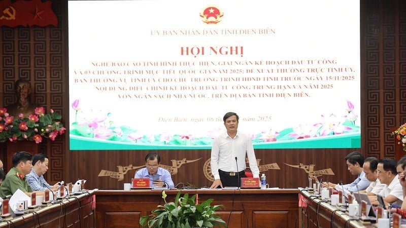 សមមិត្ត Lo Van Cuong អនុប្រធានគណៈកម្មាធិការប្រជាជនខេត្ត Dien Bien ថ្លែងមតិក្នុងកិច្ចប្រជុំ។