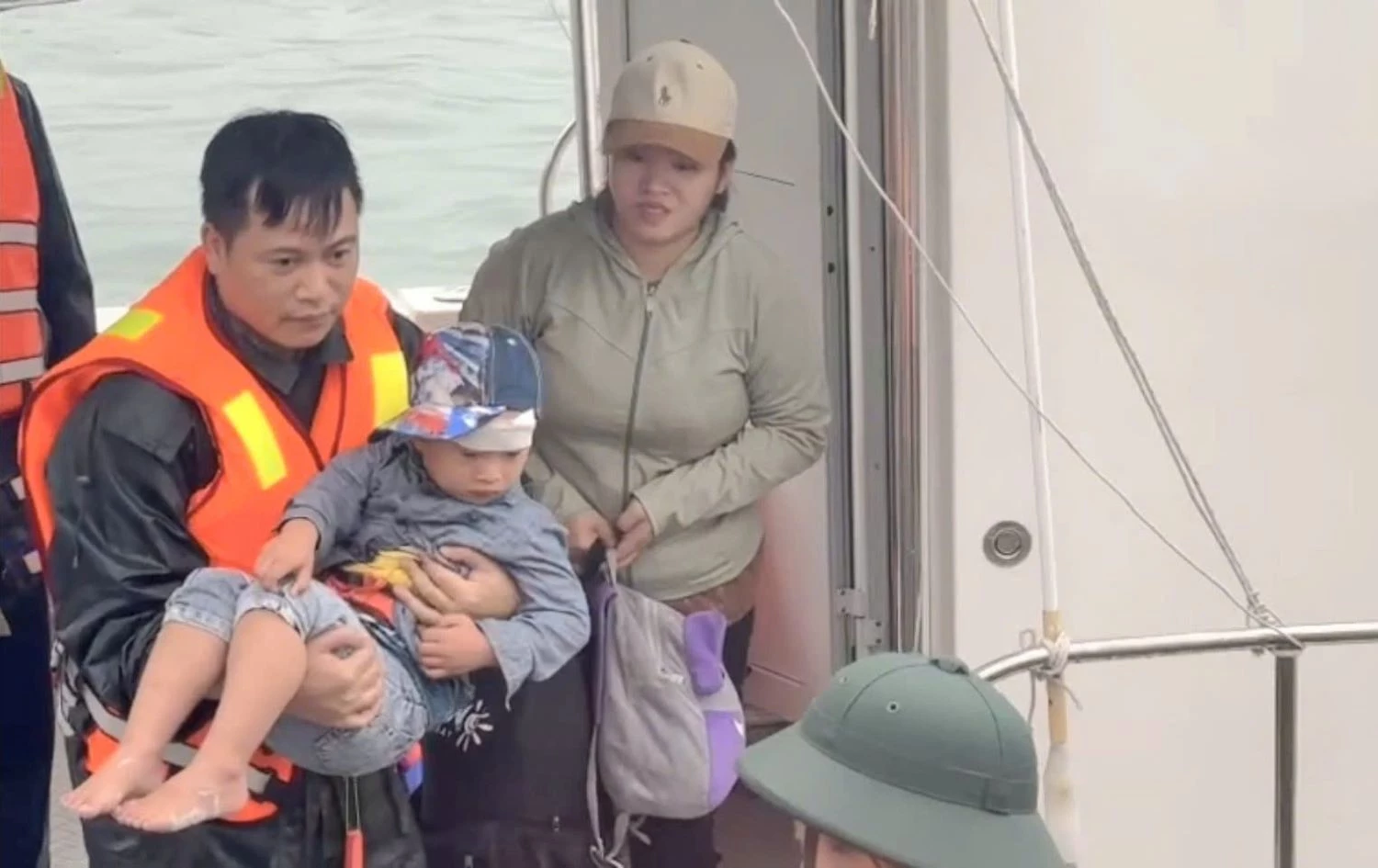 Nguyen Quoc Hoc ble tatt om bord på skipet av offiserer og soldater.