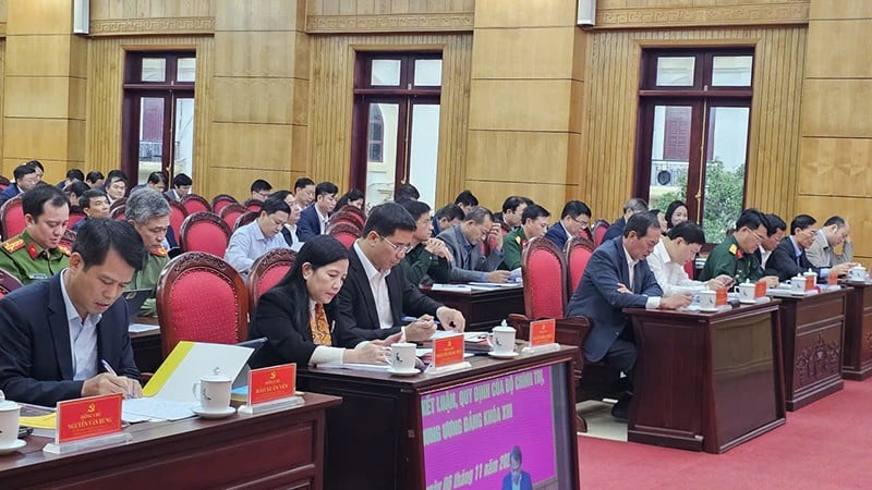 Delegados presentes na conferência na ponte do Comitê Provincial do Partido de Thanh Hoa.