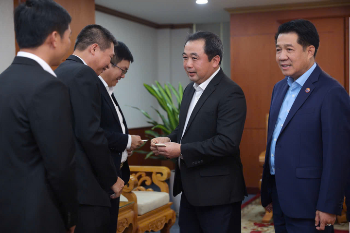 Bộ trưởng Trần Đức Thắng trao đổi cùng đại diện các tập đoàn.