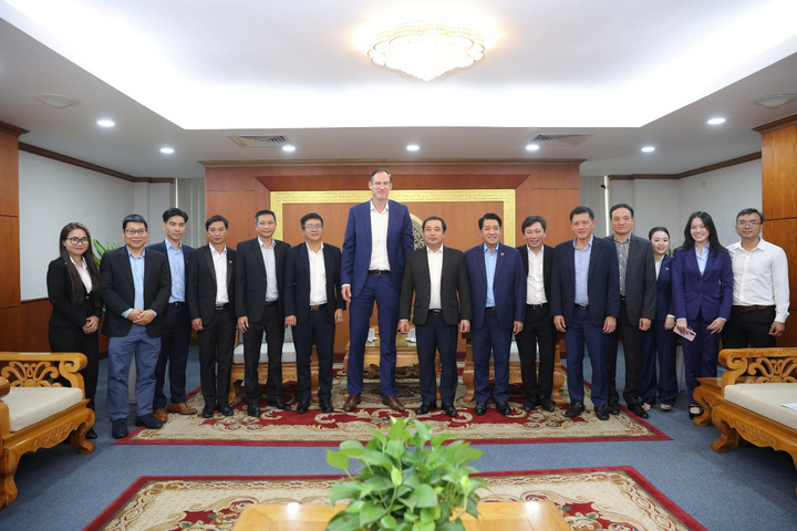 Bộ trưởng Trần Đức Thắng chụp ảnh lưu niệm cùng đại diện các tập đoàn.