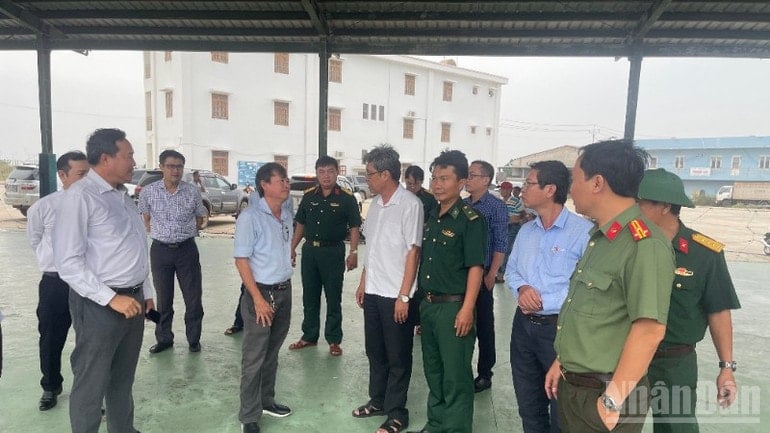 משלחת עבודה מחוזית ביקרה בנמל הדיג לה גי. ndo_br_img-6765-1810.jpg