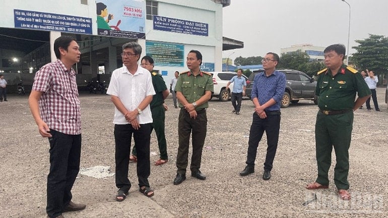 בדיקת עבודות תגובה לסערה בנמל הדייגים פאן ת'יאט ndo_br_img-6791-9153.jpg