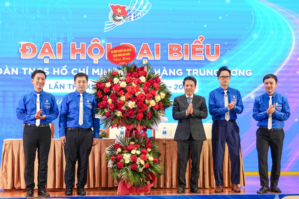 Kongres Ke-13 Kesatuan Belia Komunis Ho Chi Minh Bank Pusat berlangsung dengan jayanya. Đại hội Đại biểu Đoàn TNCS Hồ Chí Minh NHTW lần thứ XIII diễn ra thành công, tốt đẹp