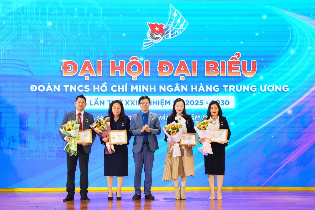 Kongres Ke-13 Kesatuan Belia Komunis Ho Chi Minh Bank Pusat berlangsung dengan jayanya. Đại hội Đại biểu Đoàn TNCS Hồ Chí Minh NHTW lần thứ XIII diễn ra thành công, tốt đẹp