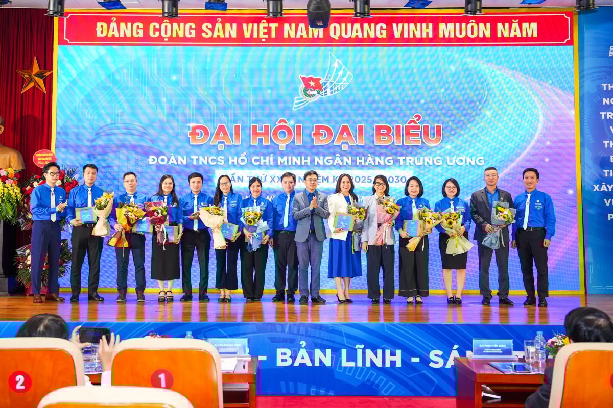 Kongres Ke-13 Kesatuan Belia Komunis Ho Chi Minh Bank Pusat berlangsung dengan jayanya. Đại hội Đại biểu Đoàn TNCS Hồ Chí Minh NHTW lần thứ XIII diễn ra thành công, tốt đẹp