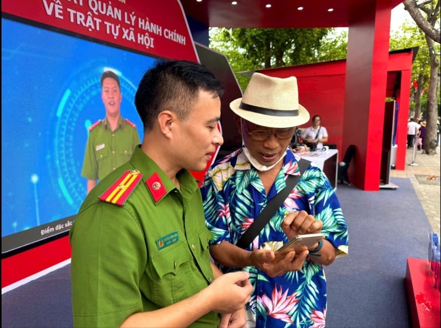 Prim-ministrul a însărcinat Ministerul Securității Publice cu sarcina de a îndruma și îndemna ministerele, sucursalele și localitățile să implementeze trecerea la utilizarea VNeID ca unic cont pentru efectuarea serviciilor publice online și a altor tranzacții electronice. Foto: Minh Anh. Thủ tướng giao Bộ Công an hướng dẫn, đôn đốc các bộ, ngành, địa phương thực hiện việc chuyển đổi sang sử dụng VNeID là tài khoản duy nhất trong thực hiện dịch vụ công trực tuyến và các giao dịch điện tử khác. Ảnh: Minh Anh.