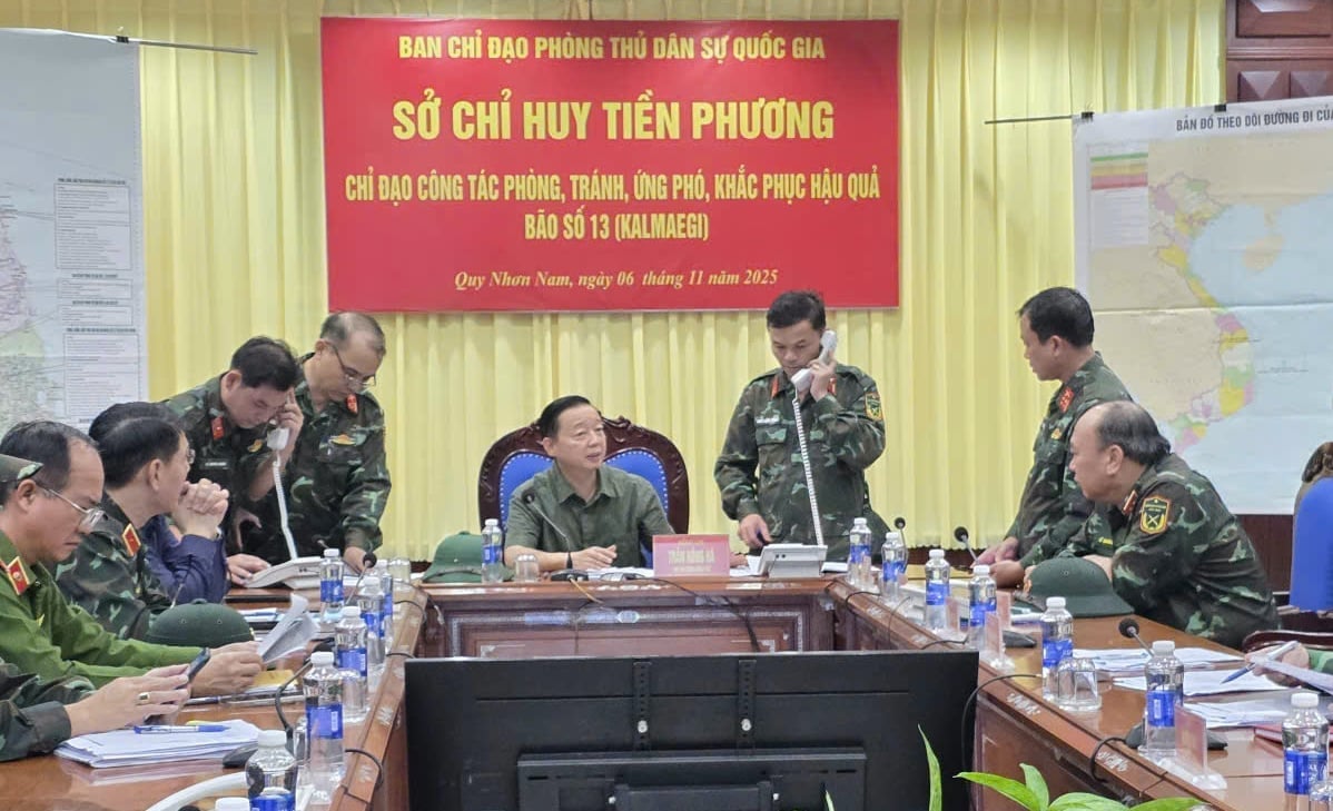 Phó Thủ tướng Trần Hồng Hà chủ trì cuộc họp được tổ chức trực tiếp tại Bộ Chỉ huy Quân sự tỉnh Gia Lai và kết nối trực tuyến với các tỉnh chịu ảnh hưởng trực tiếp của bão gồm Thừa Thiên Huế, Đà Nẵng, Quảng Ngãi, Gia Lai và Đắk Lắk. Ảnh: Tuấn Anh.