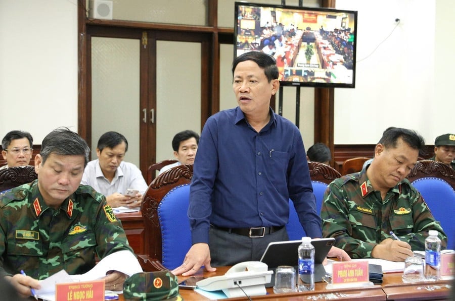 Báo cáo tại cuộc họp, Chủ tịch UBND tỉnh Phạm Anh Tuấn, cho biết để chủ động trong công tác ứng phó với bão số 13 và mưa lũ sau bão, UBND tỉnh đã kích hoạt kịch bản ứng phó với bão cấp độ 5 đối với 16 xã, phường và cấp độ 4 đối với 42 xã, phường còn lại của khu vực phía đông tỉnh... Ảnh: HP.