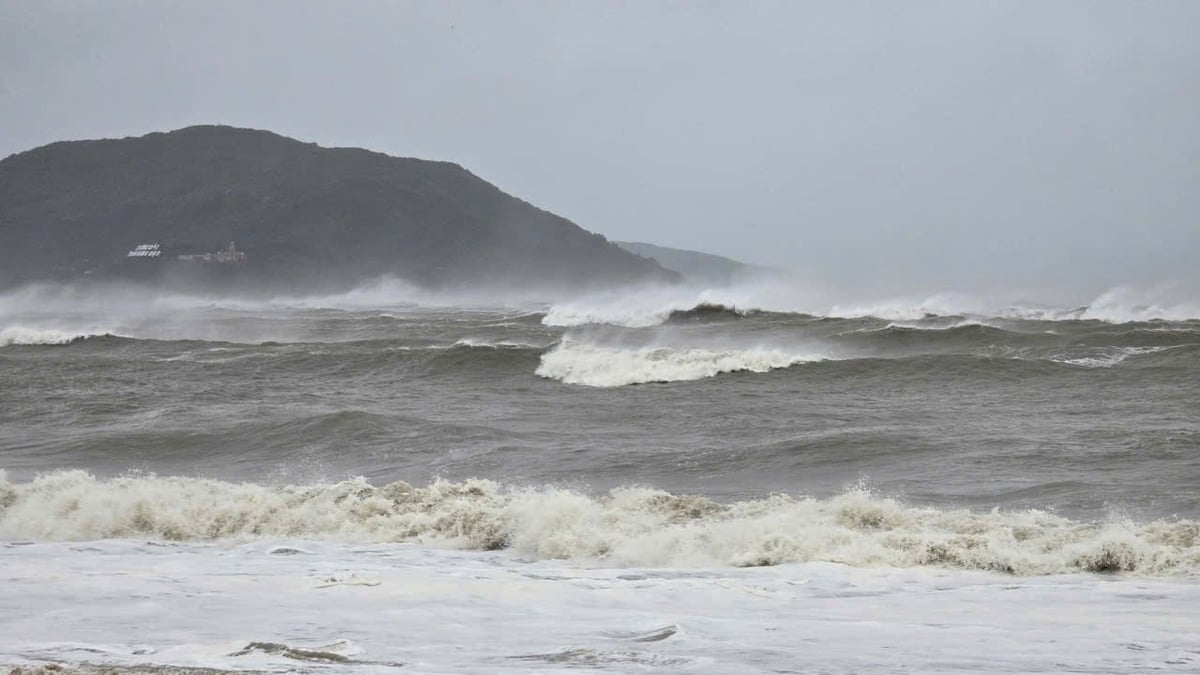 Chiều 6/11, tại khu vực biển thuộc phường Quy Nhơn sóng biển gần bờ dâng cao, kèm gió lớn. Ảnh: Tuấn Anh.