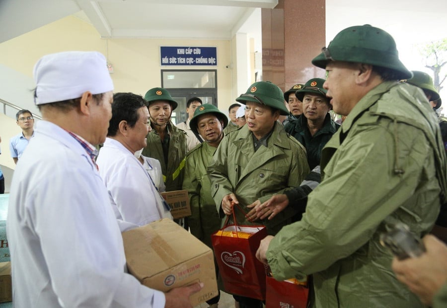 Phó Thủ tướng Trần Hồng Hà trao quà chống bão cho bệnh viện và tiền hỗ trợ các bệnh nhân đang điều trị tại bệnh viện Lao và Bệnh phổi Quy Nhơn. Ảnh: Hồng Phúc.
