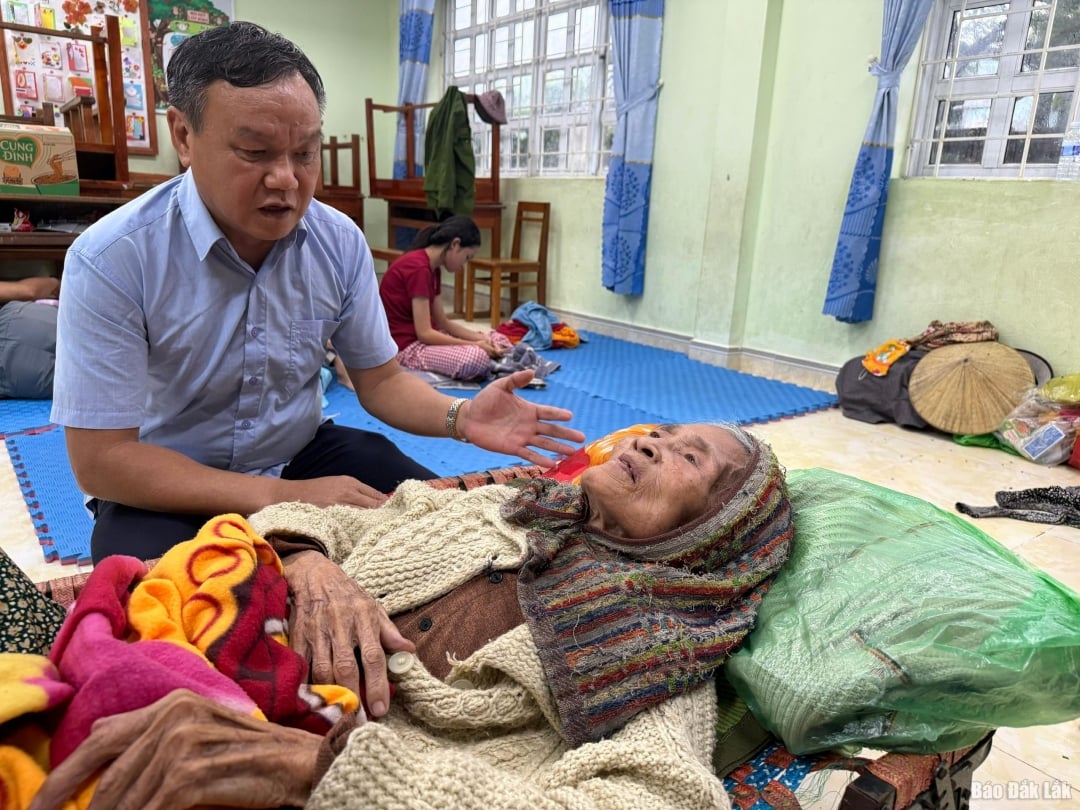 Vicepreședintele Comitetului Popular Provincial a vizitat școala primară Xuan Hai din comuna Xuan Loc și i-a încurajat pe locuitori să evite furtuna.