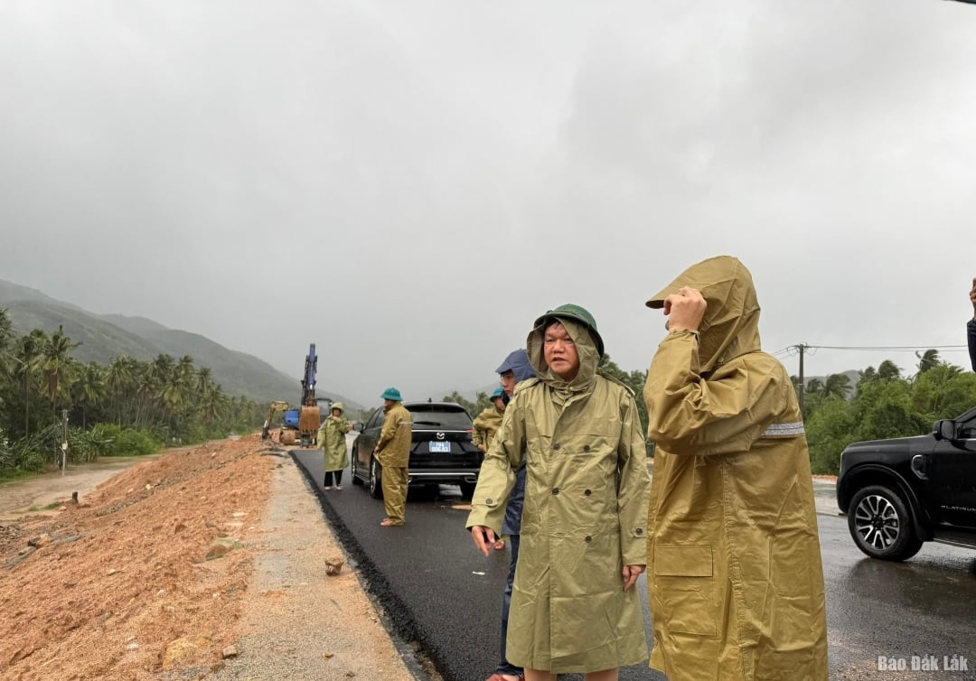 Vicepreședintele Comitetului Popular Provincial, Dao My, a inspectat situația alunecărilor de teren de pe secțiunea de autostradă Nord-Sud care trece prin comuna Xuan Loc.