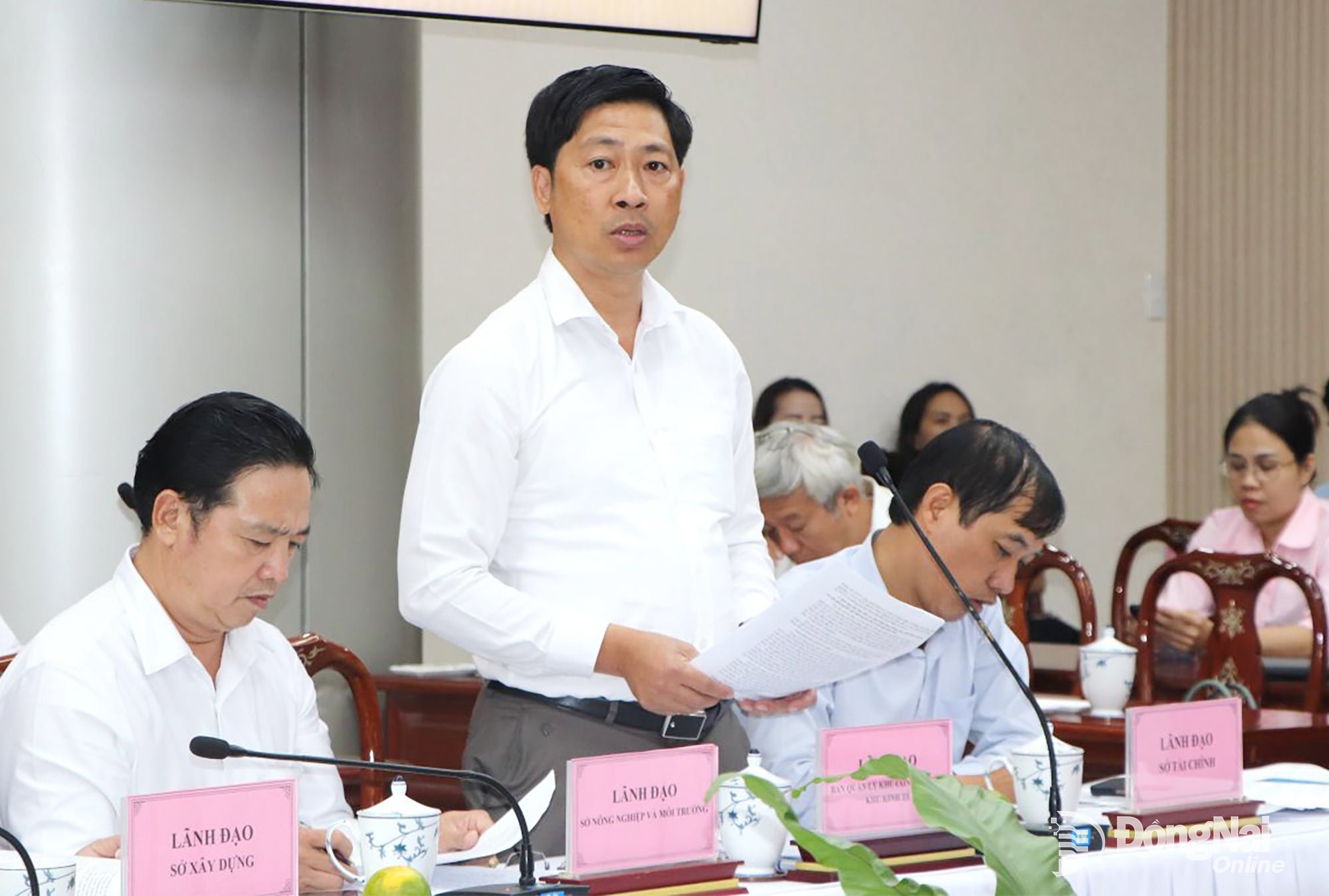 អនុប្រធានក្រុមប្រឹក្សាគ្រប់គ្រងសួនឧស្សាហកម្ម និងតំបន់សេដ្ឋកិច្ចខេត្ត Dong Nai លោក Pham Viet Phuong ចែករំលែកព័ត៌មានអំពីហេដ្ឋារចនាសម្ព័ន្ធនៃសួនឧស្សាហកម្មនៅ Dong Nai។ រូបថត៖ ង៉ុក លៀន