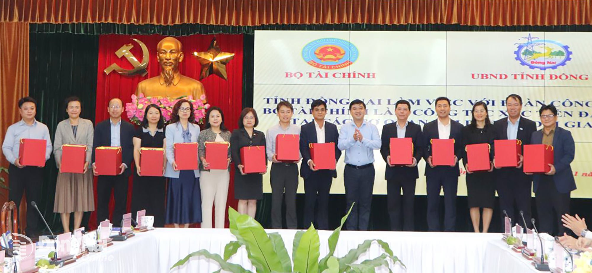 សមាជិកគណៈកម្មាធិការបក្សខេត្ត អនុប្រធានគណៈកម្មាធិការប្រជាជនខេត្ត Dong Nai លោក Ho Van Ha បានប្រគល់វត្ថុអនុស្សាវរីយ៍ជូនគណៈប្រតិភូក្រសួងហិរញ្ញវត្ថុ បន្ទាប់ពីសម័យប្រជុំការងារ។ រូបថត៖ ង៉ុក លៀន