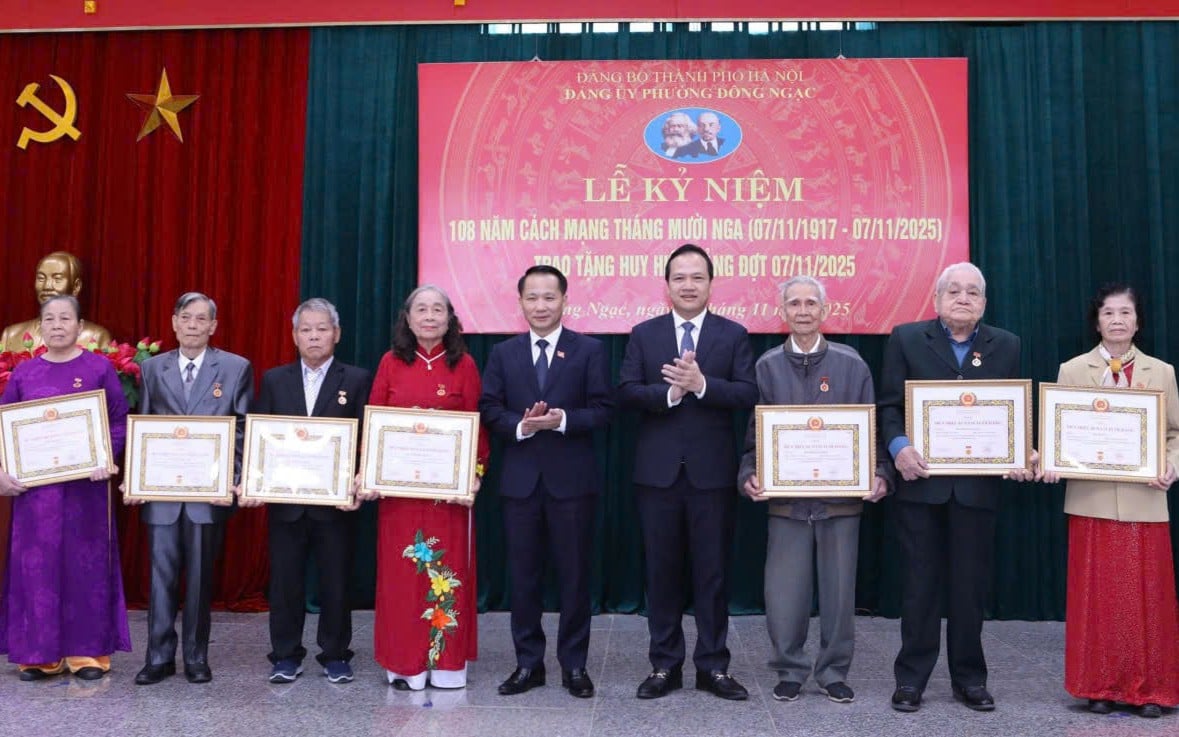 Lãnh đạo phường Đông Ngạc trao Huy hiệu Đảng tặng các đảng viên