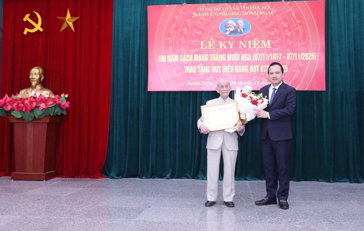 Phường Đông Ngạc trao Huy hiệu Đảng cho 56 đảng viên- Ảnh 1.