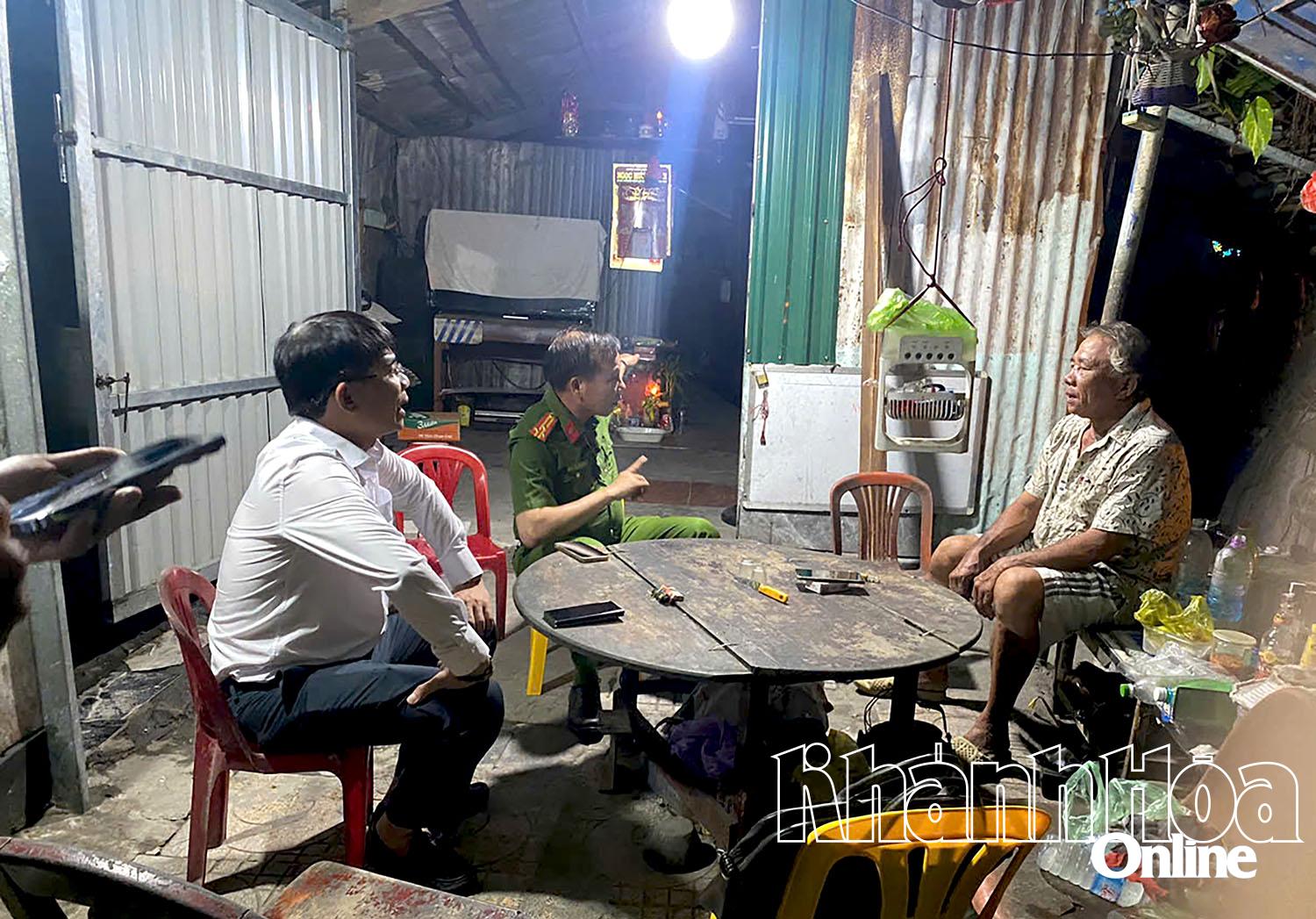 Lãnh đạo UBND phường Nha Trang và lực lượng chức năng vận động người dân xóm Núi di dời.