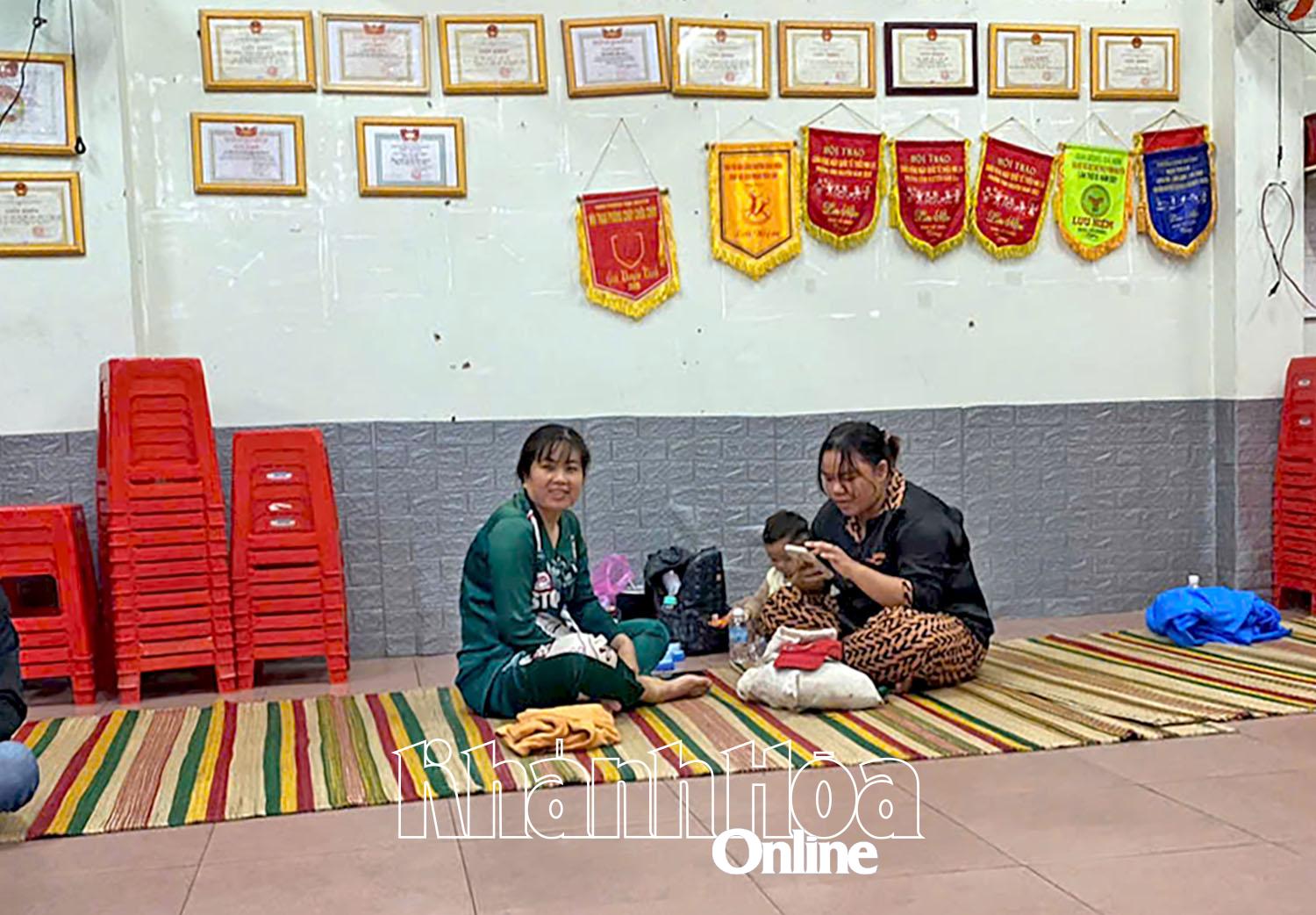 Người dân khu vực núi Chụt được sơ tán về Nhà Văn hóa Cầu Đá.