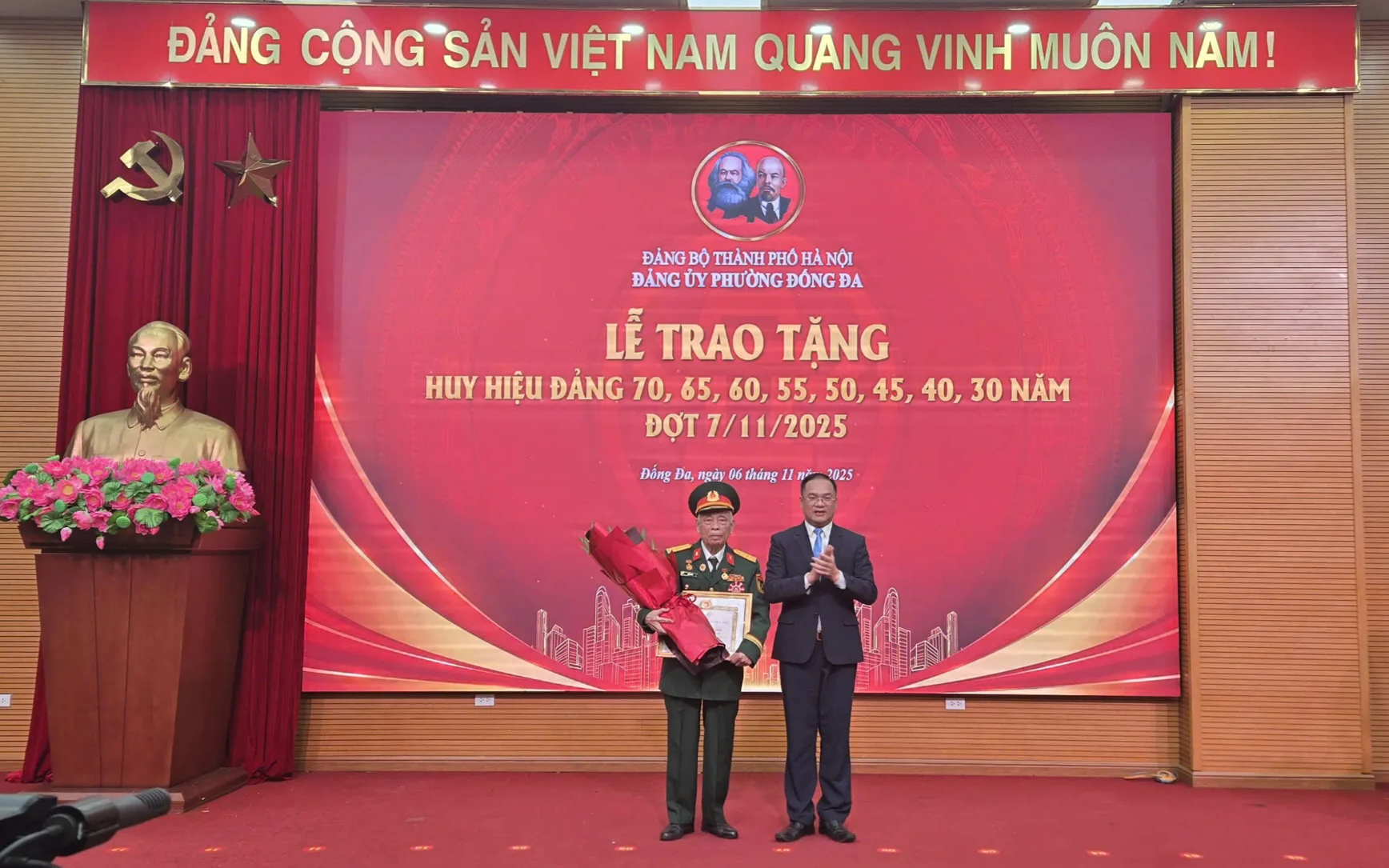 Bí thư Đảng ủy, Chủ tịch HĐND phường Đống Đa Nguyễn Ngọc Việt trao Huy hiệu 70 năm tuổi Đảng tặng đảng viên lão thành.