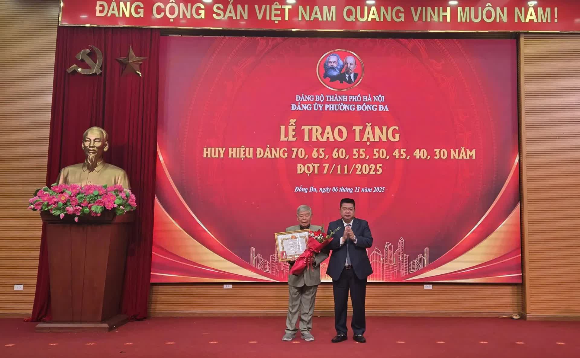 Phường Đống Đa trao tặng Huy hiệu Đảng cho 128 đảng viên dịp 7/11- Ảnh 2.