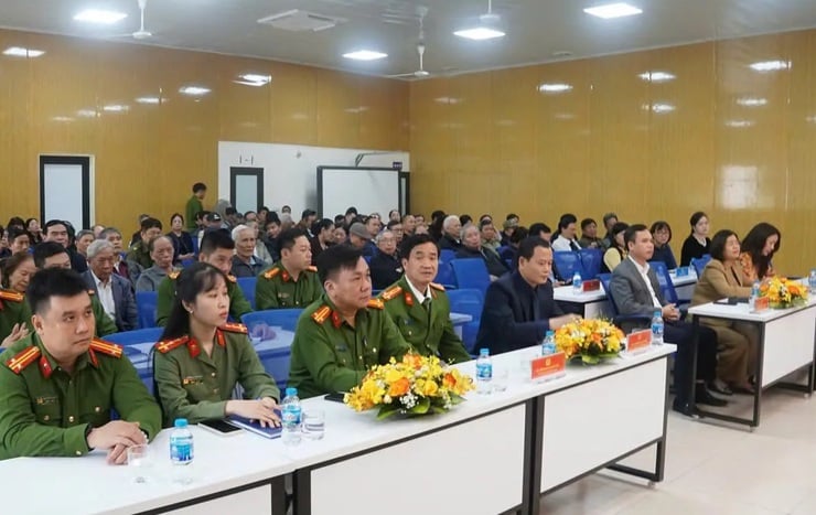 Uyuşturucudan uzak bir Lang koğuşu inşa etme hareketinde tüm halkın gücünü desteklemek - Fotoğraf 1. Phát huy sức mạnh toàn dân trong phong trào xây dựng phường Láng không ma túy- Ảnh 1.