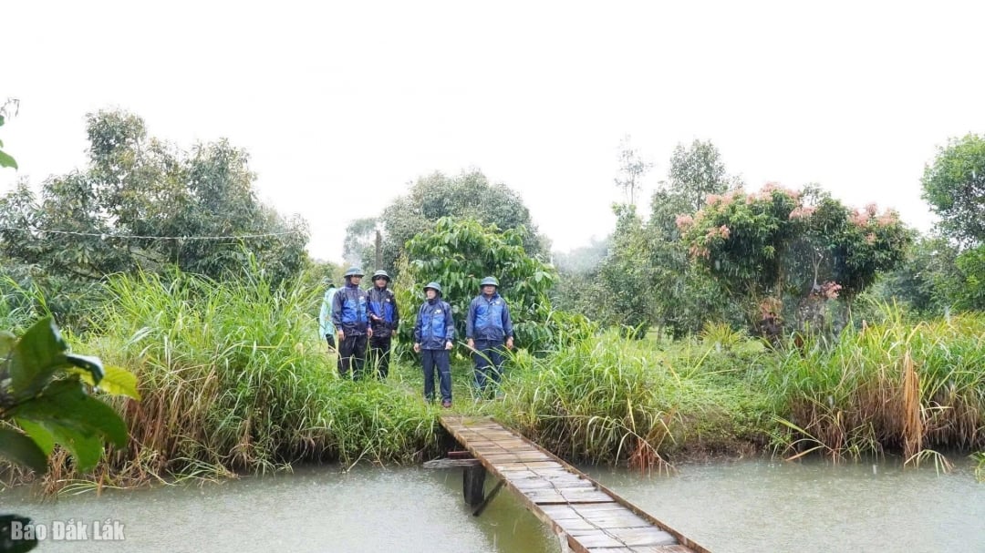 Lãnh đạo xã Pơng Drang kiểm tra