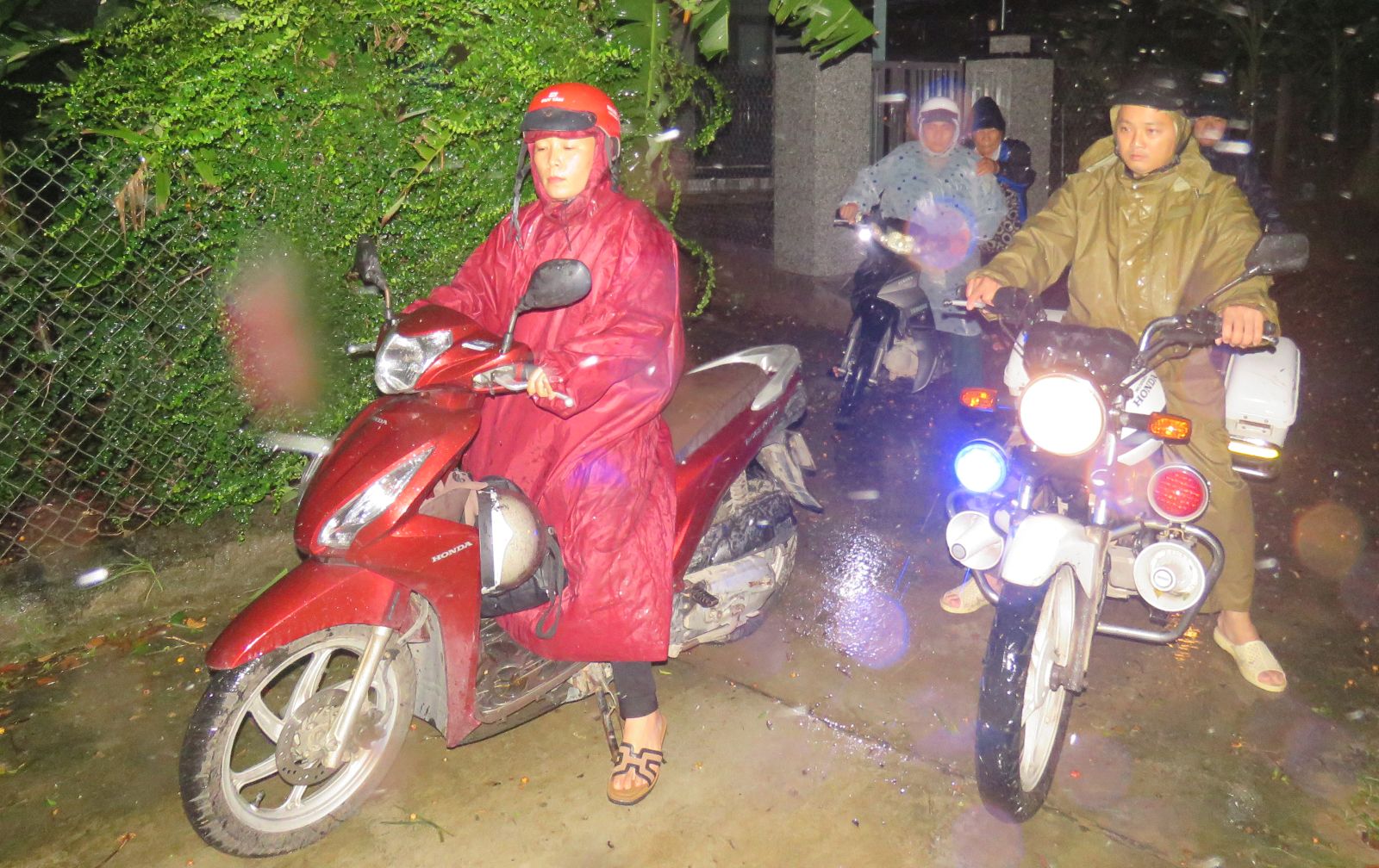 ভ্যান নিন কমিউন কর্তৃপক্ষ লোকজনকে নিরাপদ আশ্রয়ে নিয়ে গেছে।