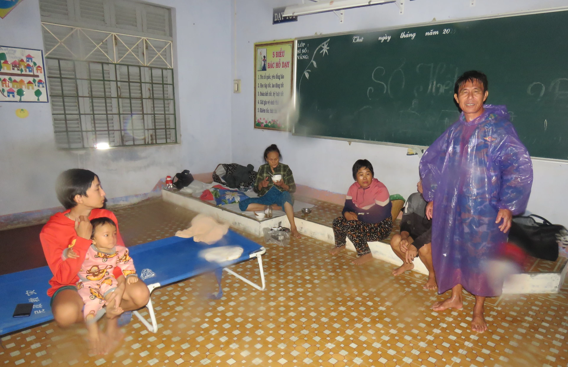 লোকজনকে নিরাপদ আশ্রয়ে নিয়ে যাওয়া হয়েছে।