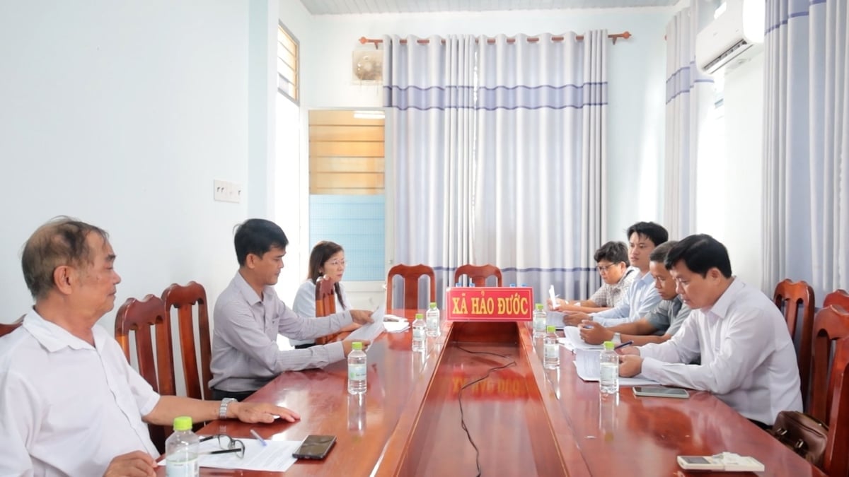 Biträdande direktör för jordbruks- och miljödepartementet i Tay Ninh-provinsen, Truong Tan Dat (höger omslag) och arbetsdelegationen arbetade i Hao Duoc kommun. Foto: T.T. Phó Giám đốc Sở Nông nghiệp và Môi trường tỉnh Tây Ninh Trương Tấn Đạt (bìa phải) cùng đoàn công tác làm việc tại xã Hảo Đước. Ảnh: T.T.