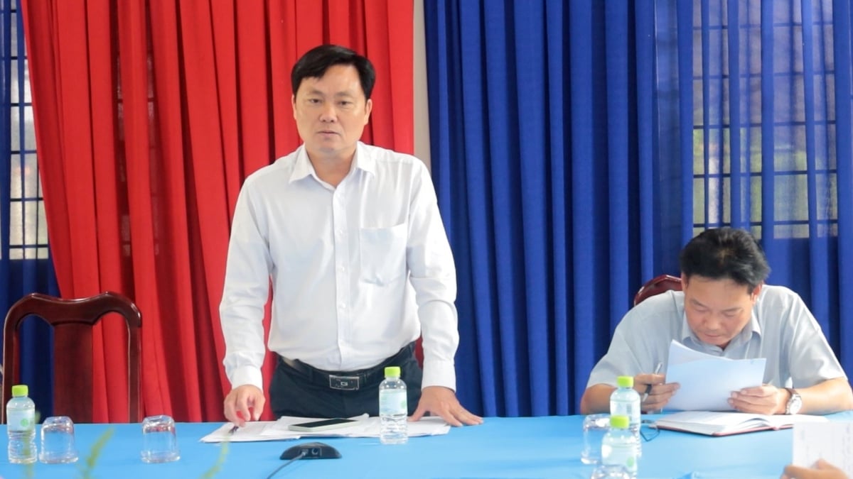 Biträdande chef för jordbruks- och miljödepartementet i Tay Ninh-provinsen, Truong Tan Dat, talade om att hjälpa lokala invånare att övervinna svårigheter vid arbetsmötet. Foto: T.T. Phó Giám đốc Sở Nông nghiệp và Môi trường tỉnh Tây Ninh Trương Tấn Đạt phát biểu gỡ khó cho các địa phương tại buổi làm việc. Ảnh: T.T.