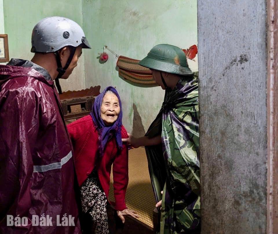 Soldados, milicianos e autoridades locais levaram as pessoas para abrigos seguros contra tempestades.