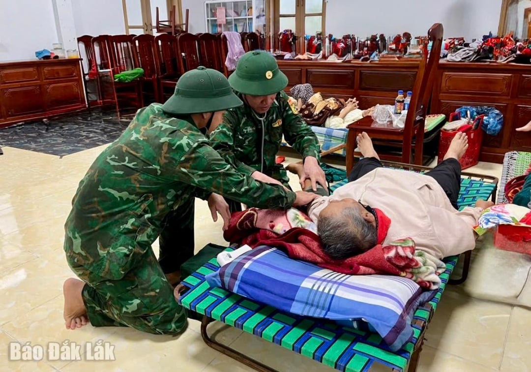 A equipe médica do Posto de Guarda de Fronteira de Xuan Hoa também cuida da saúde dos idosos que se abrigam da tempestade na unidade. Foto: Dang Vu