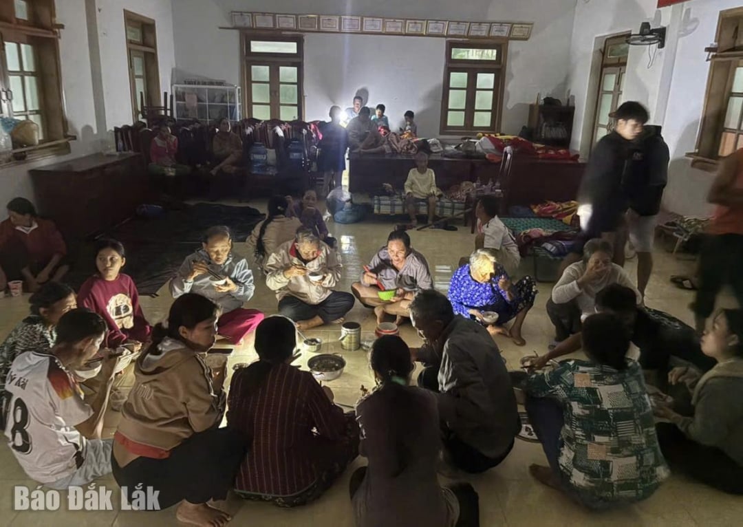 Refeição em um dia tempestuoso do povo Hoa An no posto de guarda fronteiriça de Xuan Hoa. Foto: Dang Vu
